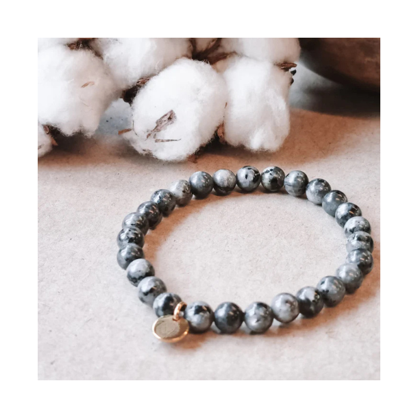 Armbnd i sort larvikit, dedikation