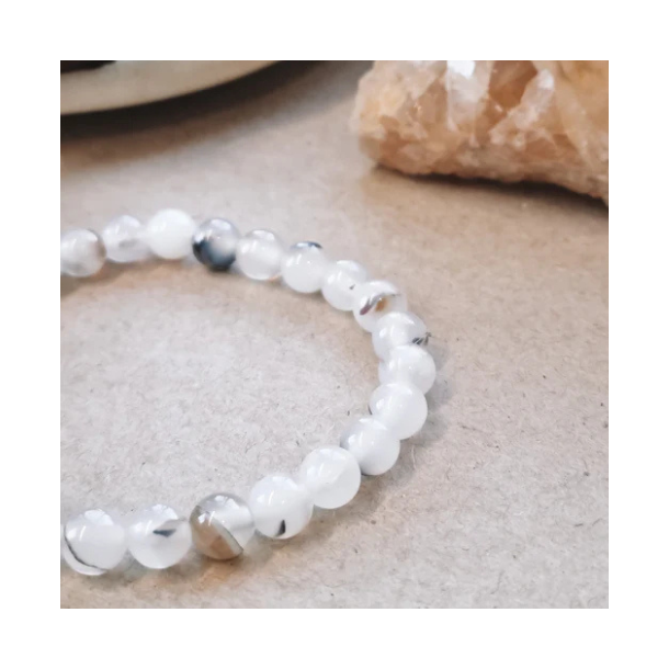 Armbnd i hvid agat, eksistens