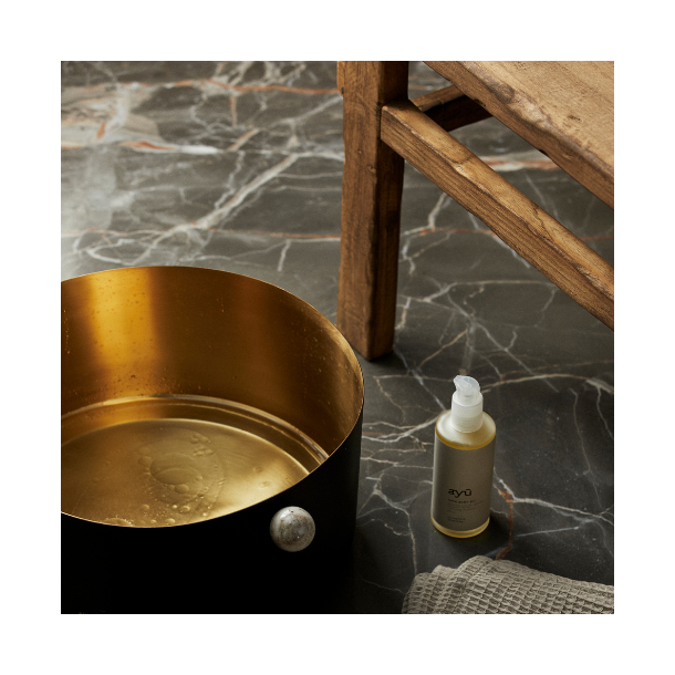 Ayu Fodbad, Messing/Marmor